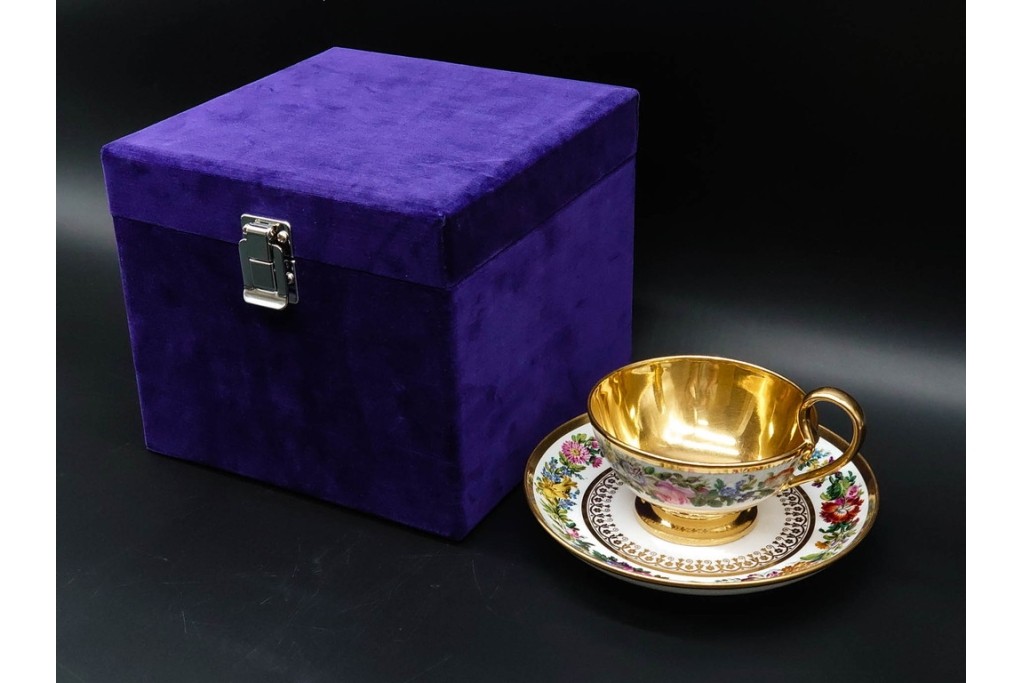 フランスアンティーク　19世紀(1814年から1824年頃)　Sevres(セーブル)　金彩と色鮮やかな花々が華やかなカップ&ソーサー　ケース付き　(R-090694)