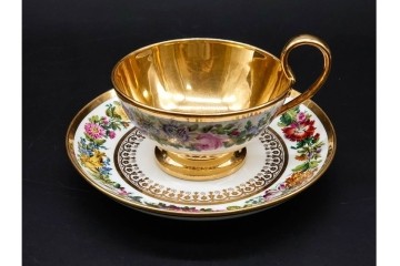 フランスアンティーク　19世紀(1814年から1824年頃)　Sevres(セーブル)　金彩と色鮮やかな花々が華やかなカップ&ソーサー　ケース付き　(R-090694)