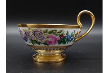 フランスアンティーク　19世紀(1814年から1824年頃)　Sevres(セーブル)　金彩と色鮮やかな花々が華やかなカップ&ソーサー　ケース付き　(R-090694)
