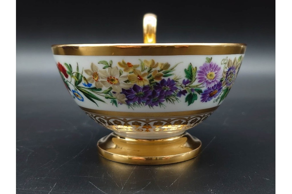 フランスアンティーク　19世紀(1814年から1824年頃)　Sevres(セーブル)　金彩と色鮮やかな花々が華やかなカップ&ソーサー　ケース付き　(R-090694)