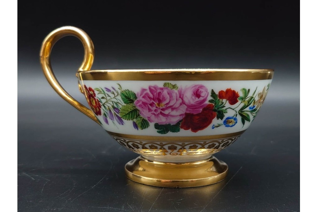 フランスアンティーク　19世紀(1814年から1824年頃)　Sevres(セーブル)　金彩と色鮮やかな花々が華やかなカップ&ソーサー　ケース付き　(R-090694)