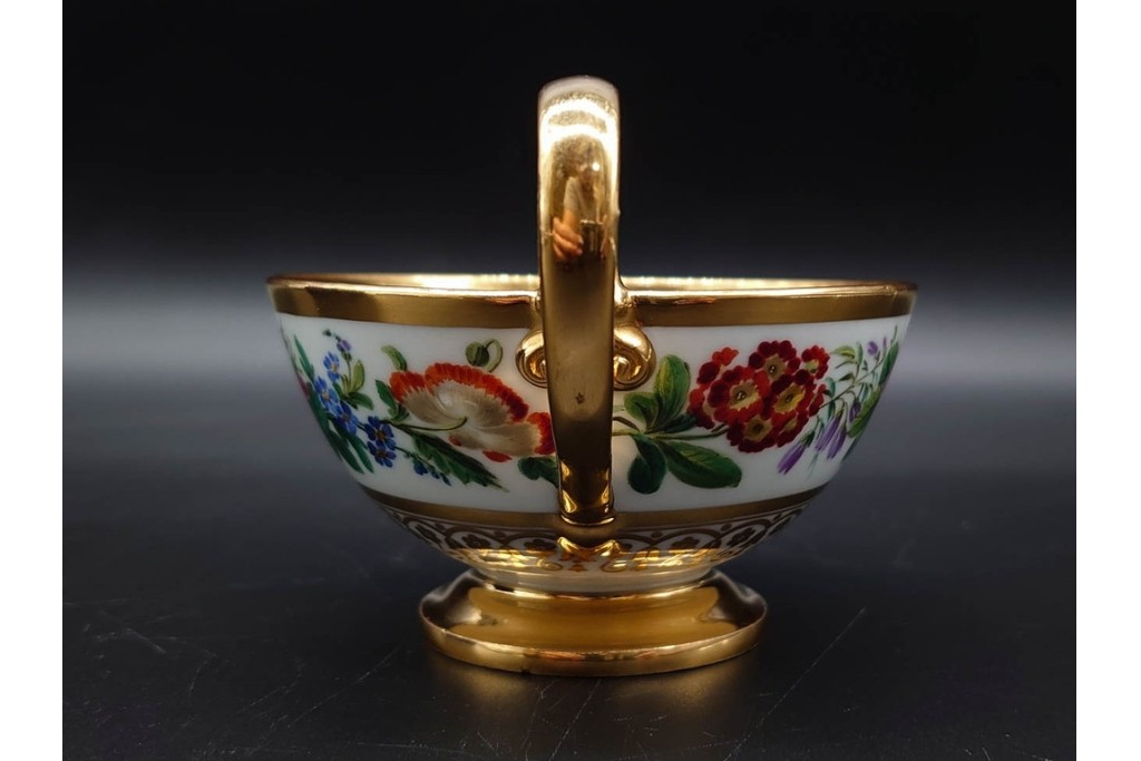 フランスアンティーク　19世紀(1814年から1824年頃)　Sevres(セーブル)　金彩と色鮮やかな花々が華やかなカップ&ソーサー　ケース付き　(R-090694)