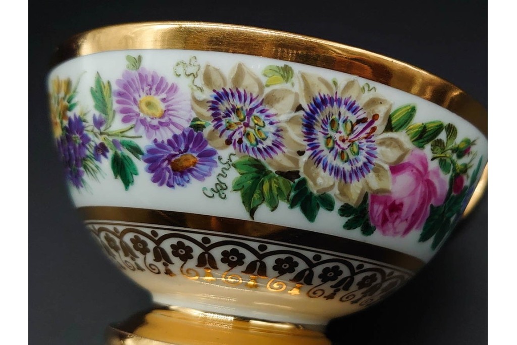 フランスアンティーク　19世紀(1814年から1824年頃)　Sevres(セーブル)　金彩と色鮮やかな花々が華やかなカップ&ソーサー　ケース付き　(R-090694)