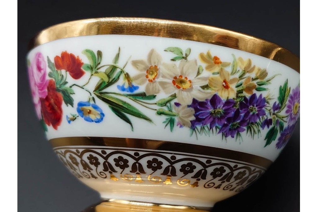 フランスアンティーク　19世紀(1814年から1824年頃)　Sevres(セーブル)　金彩と色鮮やかな花々が華やかなカップ&ソーサー　ケース付き　(R-090694)