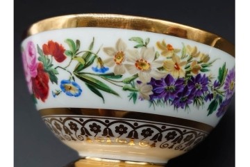 フランスアンティーク　19世紀(1814年から1824年頃)　Sevres(セーブル)　金彩と色鮮やかな花々が華やかなカップ&ソーサー　ケース付き　(R-090694)