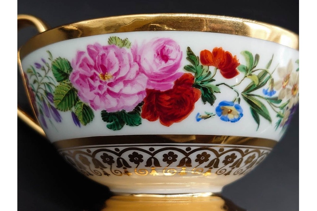 フランスアンティーク　19世紀(1814年から1824年頃)　Sevres(セーブル)　金彩と色鮮やかな花々が華やかなカップ&ソーサー　ケース付き　(R-090694)
