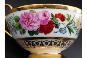 フランスアンティーク　19世紀(1814年から1824年頃)　Sevres(セーブル)　金彩と色鮮やかな花々が華やかなカップ&ソーサー　ケース付き　(R-090694)