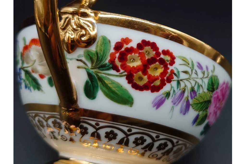 フランスアンティーク　19世紀(1814年から1824年頃)　Sevres(セーブル)　金彩と色鮮やかな花々が華やかなカップ&ソーサー　ケース付き　(R-090694)