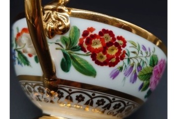 フランスアンティーク　19世紀(1814年から1824年頃)　Sevres(セーブル)　金彩と色鮮やかな花々が華やかなカップ&ソーサー　ケース付き　(R-090694)