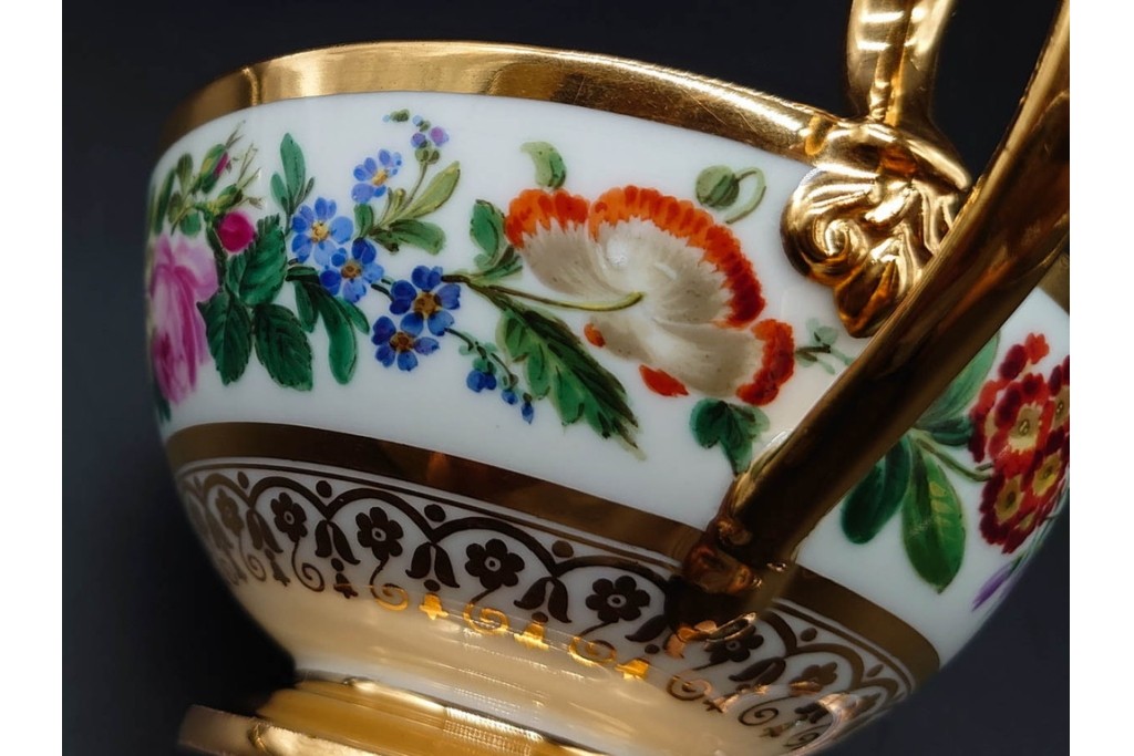 フランスアンティーク　19世紀(1814年から1824年頃)　Sevres(セーブル)　金彩と色鮮やかな花々が華やかなカップ&ソーサー　ケース付き　(R-090694)