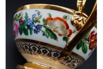 フランスアンティーク　19世紀(1814年から1824年頃)　Sevres(セーブル)　金彩と色鮮やかな花々が華やかなカップ&ソーサー　ケース付き　(R-090694)