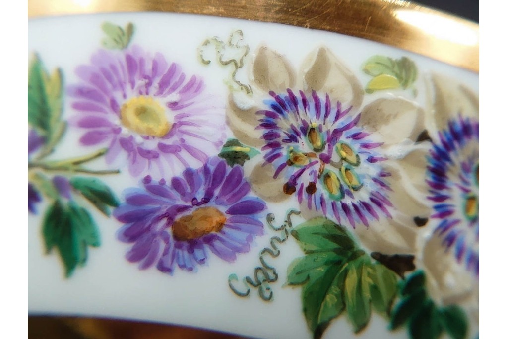 フランスアンティーク　19世紀(1814年から1824年頃)　Sevres(セーブル)　金彩と色鮮やかな花々が華やかなカップ&ソーサー　ケース付き　(R-090694)
