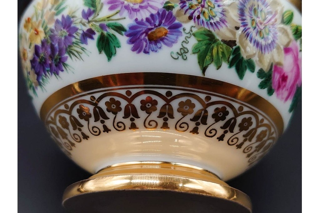 フランスアンティーク　19世紀(1814年から1824年頃)　Sevres(セーブル)　金彩と色鮮やかな花々が華やかなカップ&ソーサー　ケース付き　(R-090694)