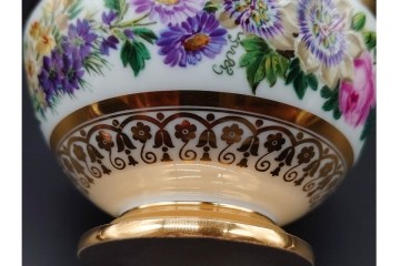 フランスアンティーク　19世紀(1814年から1824年頃)　Sevres(セーブル)　金彩と色鮮やかな花々が華やかなカップ&ソーサー　ケース付き　(R-090694)