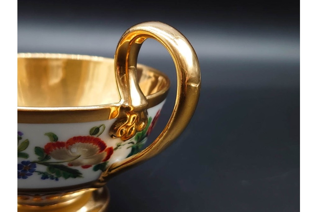 フランスアンティーク　19世紀(1814年から1824年頃)　Sevres(セーブル)　金彩と色鮮やかな花々が華やかなカップ&ソーサー　ケース付き　(R-090694)