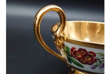 フランスアンティーク　19世紀(1814年から1824年頃)　Sevres(セーブル)　金彩と色鮮やかな花々が華やかなカップ&ソーサー　ケース付き　(R-090694)
