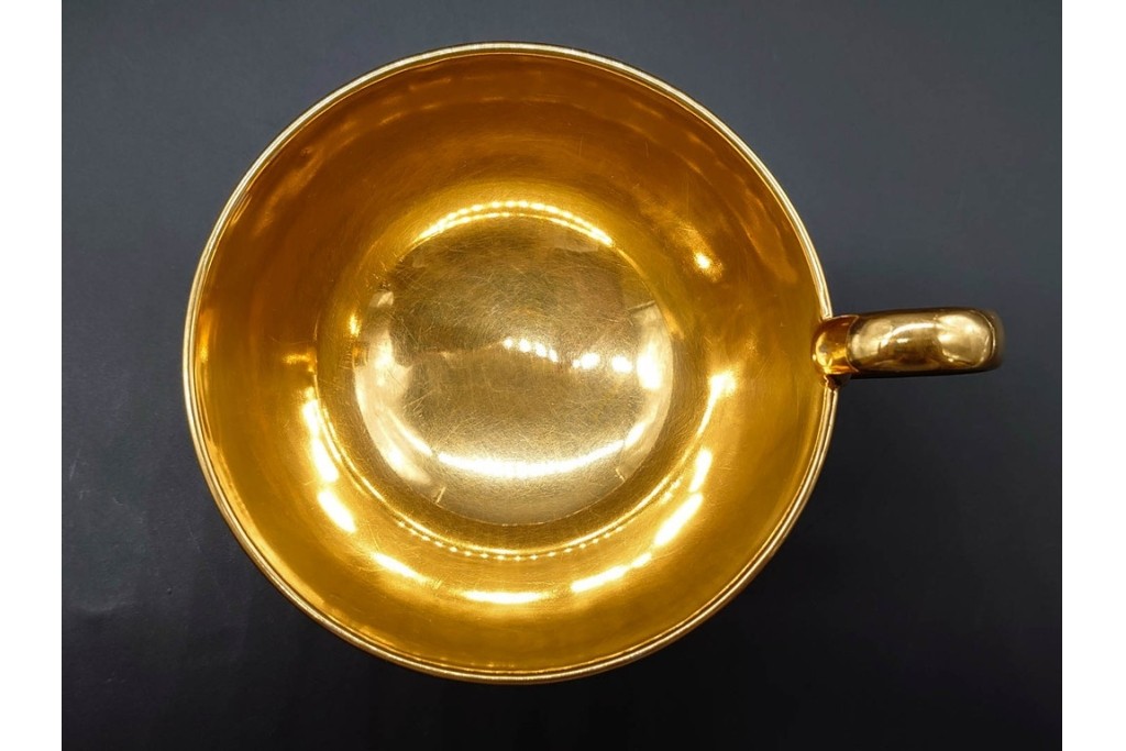 フランスアンティーク　19世紀(1814年から1824年頃)　Sevres(セーブル)　金彩と色鮮やかな花々が華やかなカップ&ソーサー　ケース付き　(R-090694)