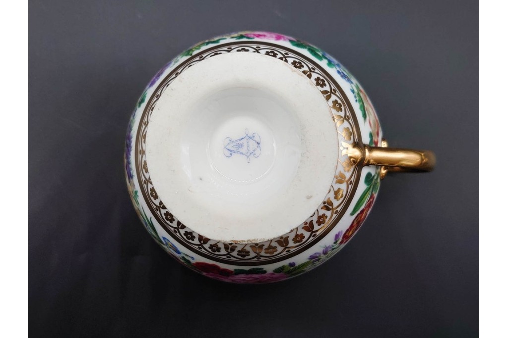 フランスアンティーク　19世紀(1814年から1824年頃)　Sevres(セーブル)　金彩と色鮮やかな花々が華やかなカップ&ソーサー　ケース付き　(R-090694)