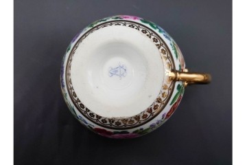フランスアンティーク　19世紀(1814年から1824年頃)　Sevres(セーブル)　金彩と色鮮やかな花々が華やかなカップ&ソーサー　ケース付き　(R-090694)