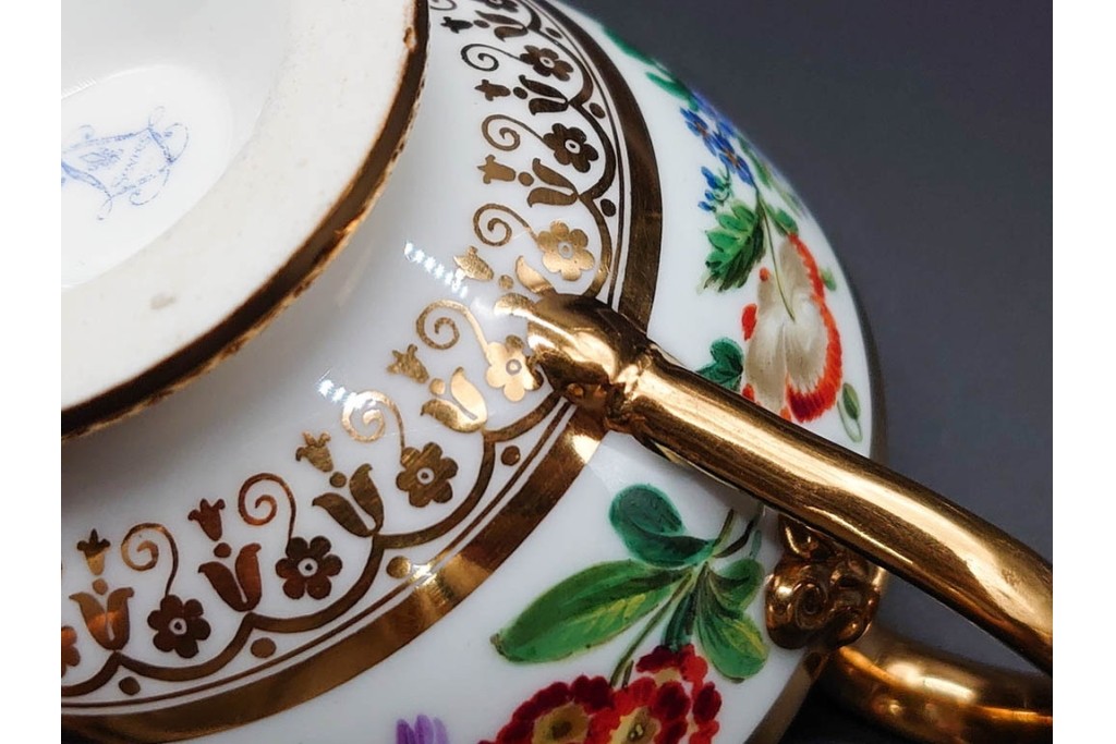フランスアンティーク　19世紀(1814年から1824年頃)　Sevres(セーブル)　金彩と色鮮やかな花々が華やかなカップ&ソーサー　ケース付き　(R-090694)