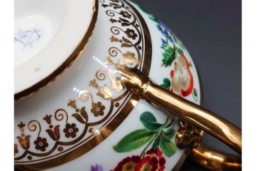 フランスアンティーク　19世紀(1814年から1824年頃)　Sevres(セーブル)　金彩と色鮮やかな花々が華やかなカップ&ソーサー　ケース付き　(R-090694)