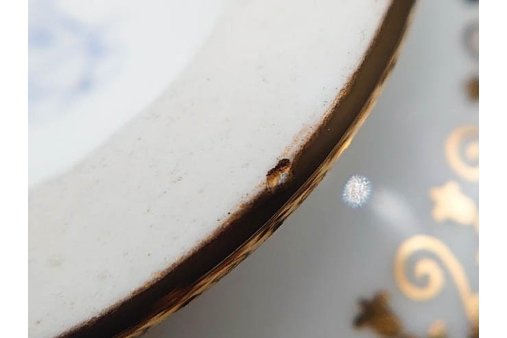 フランスアンティーク　19世紀(1814年から1824年頃)　Sevres(セーブル)　金彩と色鮮やかな花々が華やかなカップ&ソーサー　ケース付き　(R-090694)