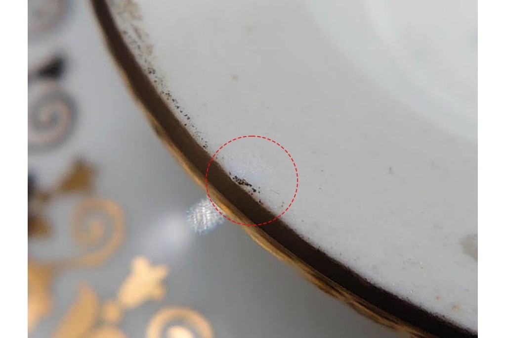 フランスアンティーク　19世紀(1814年から1824年頃)　Sevres(セーブル)　金彩と色鮮やかな花々が華やかなカップ&ソーサー　ケース付き　(R-090694)