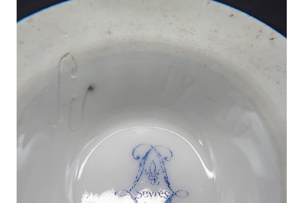 フランスアンティーク　19世紀(1814年から1824年頃)　Sevres(セーブル)　金彩と色鮮やかな花々が華やかなカップ&ソーサー　ケース付き　(R-090694)