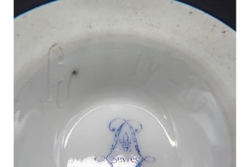 フランスアンティーク　19世紀(1814年から1824年頃)　Sevres(セーブル)　金彩と色鮮やかな花々が華やかなカップ&ソーサー　ケース付き　(R-090694)