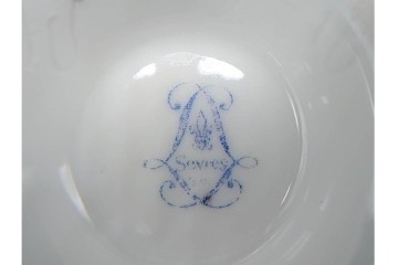 フランスアンティーク　19世紀(1814年から1824年頃)　Sevres(セーブル)　金彩と色鮮やかな花々が華やかなカップ&ソーサー　ケース付き　(R-090694)