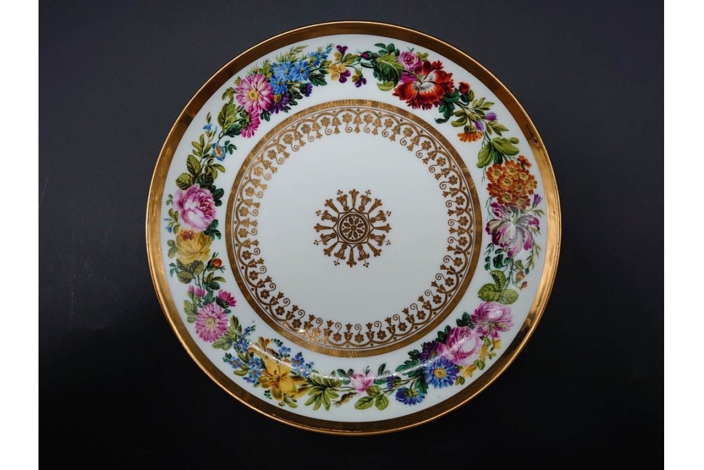 フランスアンティーク　19世紀(1814年から1824年頃)　Sevres(セーブル)　金彩と色鮮やかな花々が華やかなカップ&ソーサー　ケース付き　(R-090694)