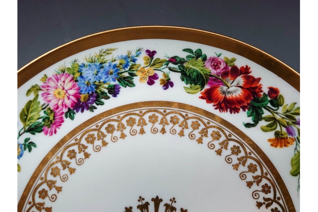 フランスアンティーク　19世紀(1814年から1824年頃)　Sevres(セーブル)　金彩と色鮮やかな花々が華やかなカップ&ソーサー　ケース付き　(R-090694)