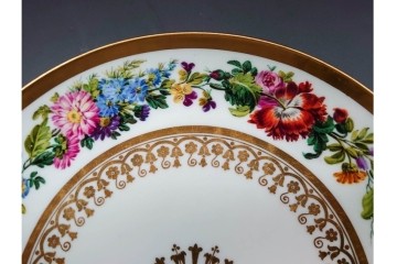 フランスアンティーク　19世紀(1814年から1824年頃)　Sevres(セーブル)　金彩と色鮮やかな花々が華やかなカップ&ソーサー　ケース付き　(R-090694)