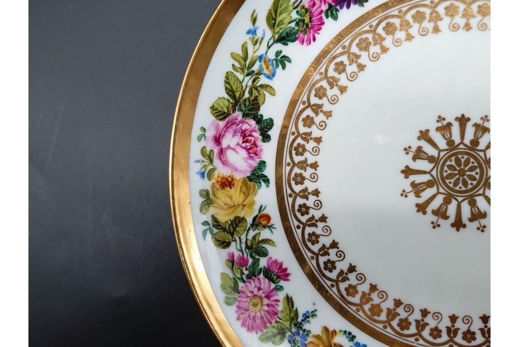 フランスアンティーク　19世紀(1814年から1824年頃)　Sevres(セーブル)　金彩と色鮮やかな花々が華やかなカップ&ソーサー　ケース付き　(R-090694)