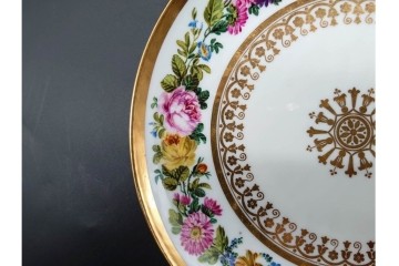 フランスアンティーク　19世紀(1814年から1824年頃)　Sevres(セーブル)　金彩と色鮮やかな花々が華やかなカップ&ソーサー　ケース付き　(R-090694)