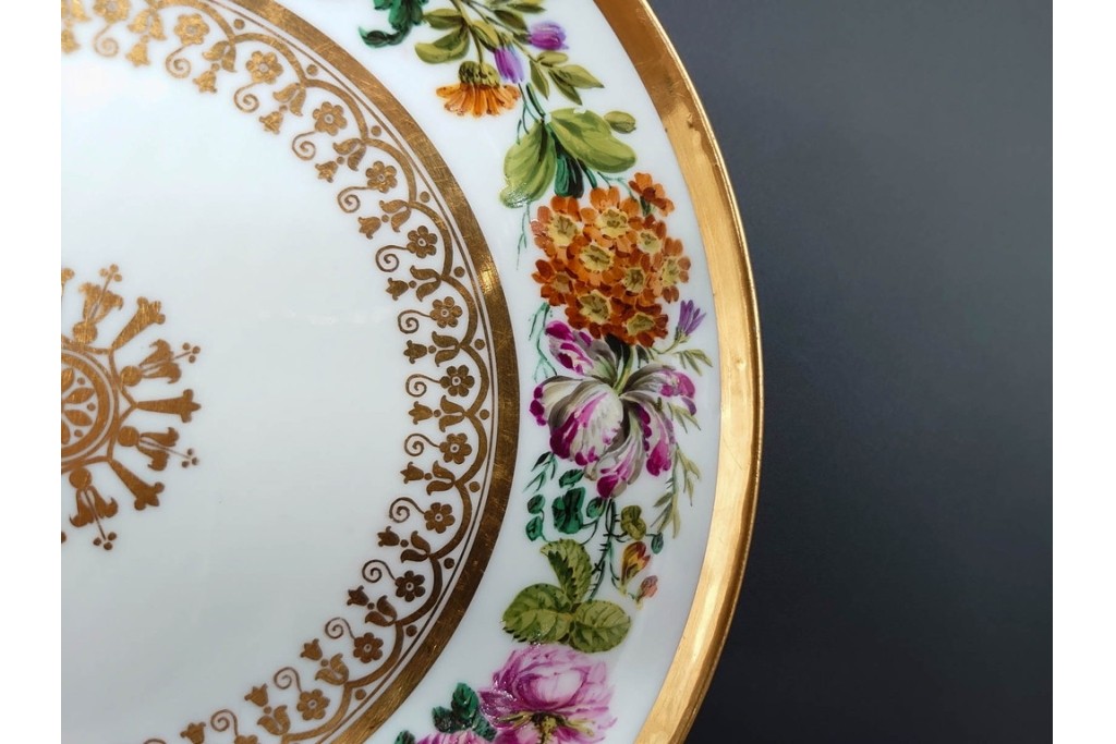 フランスアンティーク　19世紀(1814年から1824年頃)　Sevres(セーブル)　金彩と色鮮やかな花々が華やかなカップ&ソーサー　ケース付き　(R-090694)