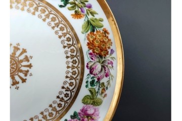 フランスアンティーク　19世紀(1814年から1824年頃)　Sevres(セーブル)　金彩と色鮮やかな花々が華やかなカップ&ソーサー　ケース付き　(R-090694)