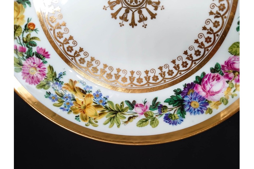 フランスアンティーク　19世紀(1814年から1824年頃)　Sevres(セーブル)　金彩と色鮮やかな花々が華やかなカップ&ソーサー　ケース付き　(R-090694)