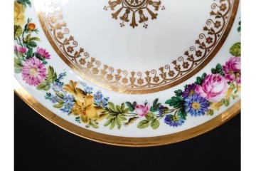 フランスアンティーク　19世紀(1814年から1824年頃)　Sevres(セーブル)　金彩と色鮮やかな花々が華やかなカップ&ソーサー　ケース付き　(R-090694)
