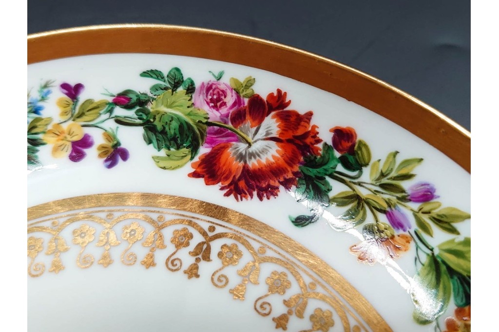 フランスアンティーク　19世紀(1814年から1824年頃)　Sevres(セーブル)　金彩と色鮮やかな花々が華やかなカップ&ソーサー　ケース付き　(R-090694)