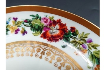 フランスアンティーク　19世紀(1814年から1824年頃)　Sevres(セーブル)　金彩と色鮮やかな花々が華やかなカップ&ソーサー　ケース付き　(R-090694)