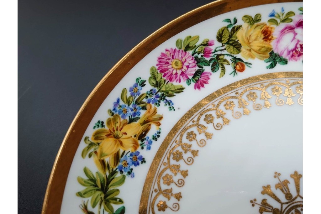 フランスアンティーク　19世紀(1814年から1824年頃)　Sevres(セーブル)　金彩と色鮮やかな花々が華やかなカップ&ソーサー　ケース付き　(R-090694)