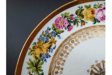 フランスアンティーク　19世紀(1814年から1824年頃)　Sevres(セーブル)　金彩と色鮮やかな花々が華やかなカップ&ソーサー　ケース付き　(R-090694)