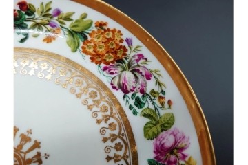 フランスアンティーク　19世紀(1814年から1824年頃)　Sevres(セーブル)　金彩と色鮮やかな花々が華やかなカップ&ソーサー　ケース付き　(R-090694)