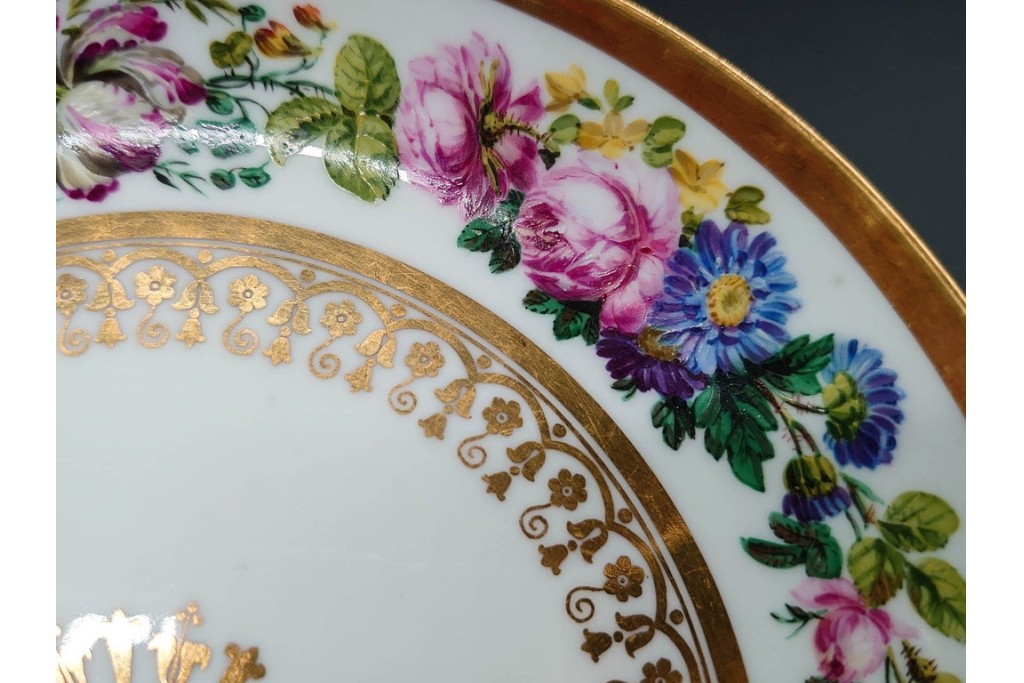 フランスアンティーク　19世紀(1814年から1824年頃)　Sevres(セーブル)　金彩と色鮮やかな花々が華やかなカップ&ソーサー　ケース付き　(R-090694)