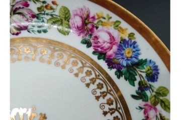 フランスアンティーク　19世紀(1814年から1824年頃)　Sevres(セーブル)　金彩と色鮮やかな花々が華やかなカップ&ソーサー　ケース付き　(R-090694)