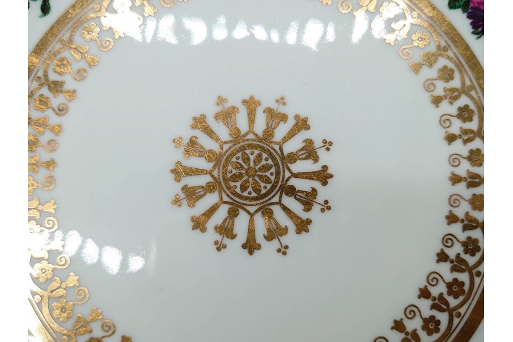 フランスアンティーク　19世紀(1814年から1824年頃)　Sevres(セーブル)　金彩と色鮮やかな花々が華やかなカップ&ソーサー　ケース付き　(R-090694)