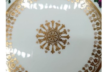 フランスアンティーク　19世紀(1814年から1824年頃)　Sevres(セーブル)　金彩と色鮮やかな花々が華やかなカップ&ソーサー　ケース付き　(R-090694)