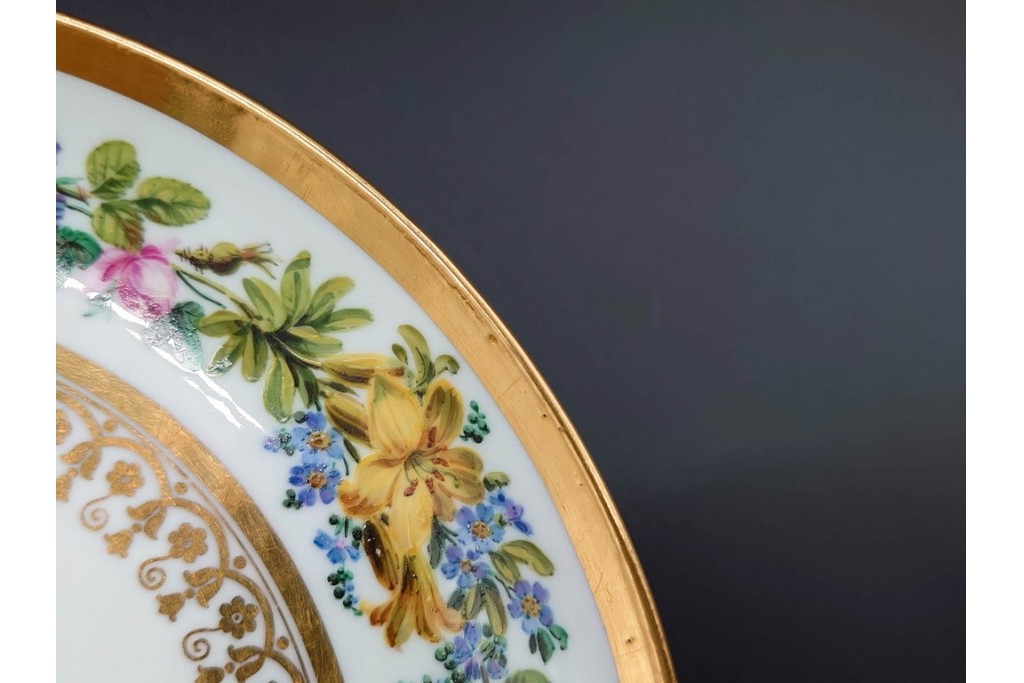 フランスアンティーク　19世紀(1814年から1824年頃)　Sevres(セーブル)　金彩と色鮮やかな花々が華やかなカップ&ソーサー　ケース付き　(R-090694)