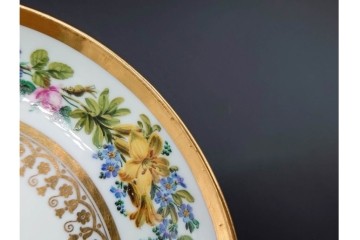 フランスアンティーク　19世紀(1814年から1824年頃)　Sevres(セーブル)　金彩と色鮮やかな花々が華やかなカップ&ソーサー　ケース付き　(R-090694)